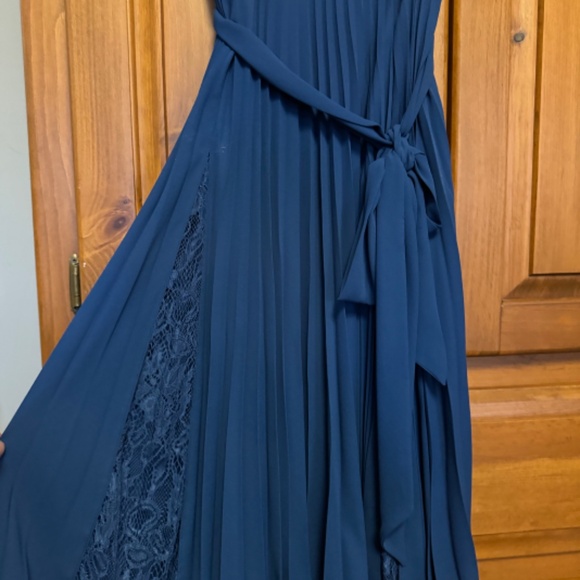 Mid length chiffon dress and matching sandals - Picture 4 of 9